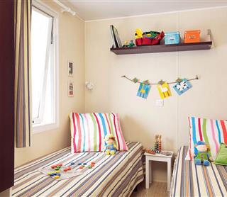 chambre avec 2 lits simples - Location de vacances  - vacances en camping à Pornichet - Baie de La Baule - CAMPING LES FORGES ***