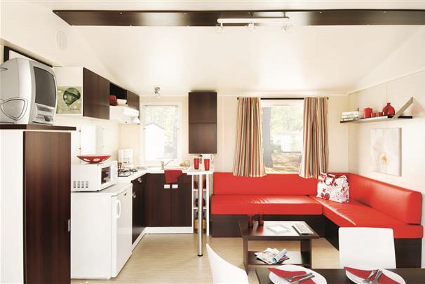Location de Mobil-home à Pornichet - Cottage Confort idéal pour 4/6 personnes - Salon et cuisine - CAMPING LES FORGES ***
