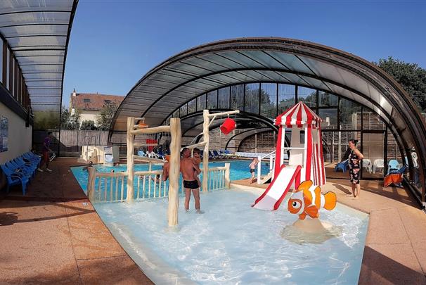 Camping 3* Les Forges - www.campinglesforges.com - Piscine avec toit amovible - CAMPING LES FORGES ***