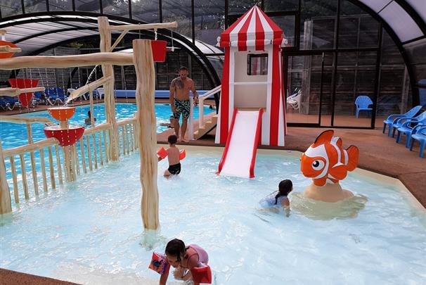 Camping 3* Les Forges - www.campinglesforges.com - pataugoire avec toboggan - CAMPING LES FORGES ***
